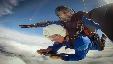 World's first as skydiving Kiwis build webpage in mid-air