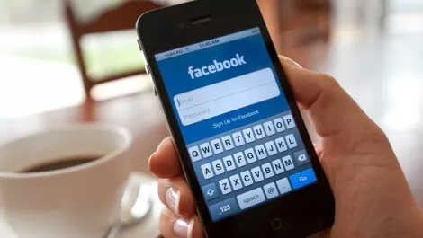 iPrefer the iPhone to socialise online, do you?