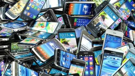 Apple back on top in smartphone battle - but the Chinese are gaining fast
